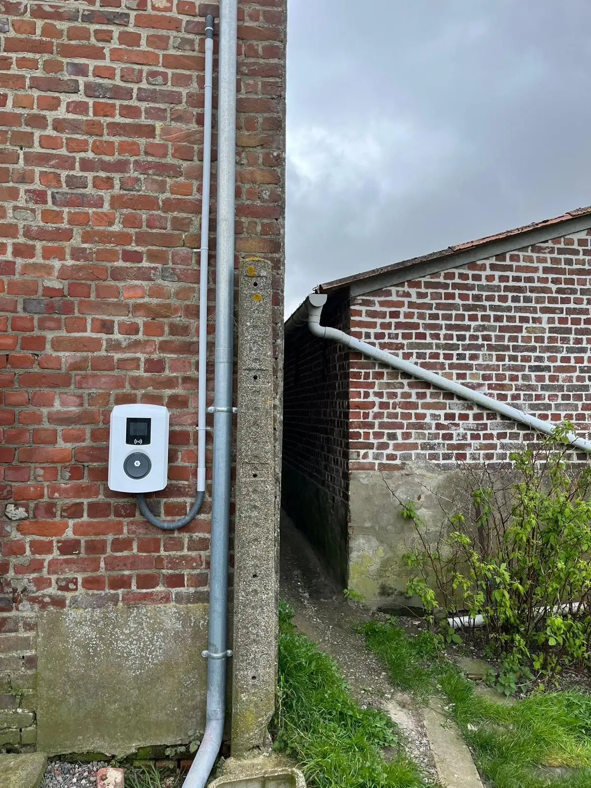 Borne électrique maison extérieur